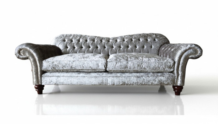 Sofà Chesterfield classico di lusso con tre posti a sedere in grigio.
