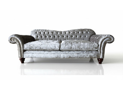 Sofà Chesterfield classico di lusso con tre posti a sedere in grigio.