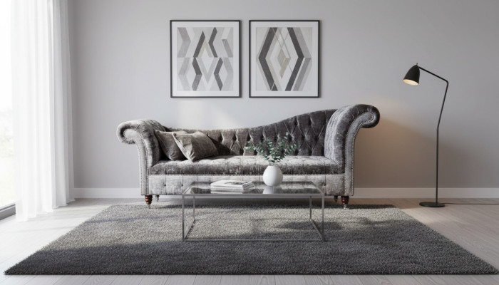 Un lussuoso divano classico in stile Chesterfield in un ricco colore argento