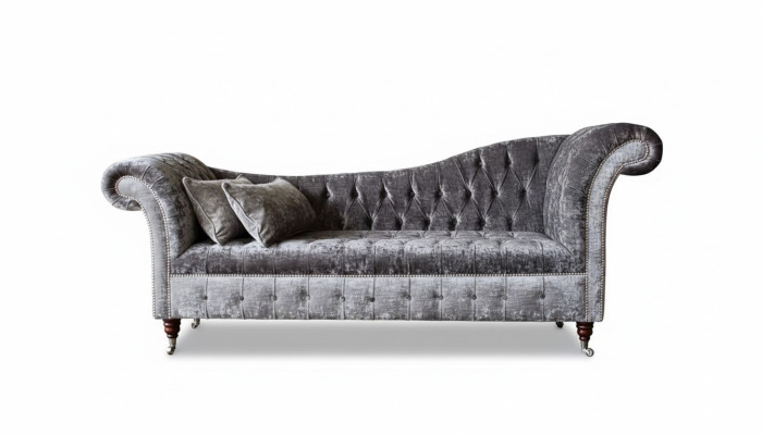 Un lussuoso divano classico in stile Chesterfield in un ricco colore argento