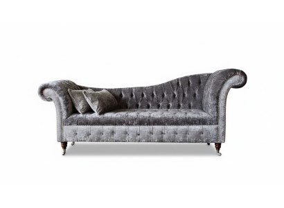 Un lussuoso divano classico in stile Chesterfield in un ricco colore argento