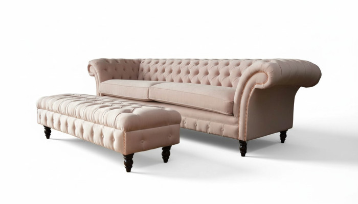 Un lussuoso divano rosa a quattro posti in stile Chesterfield, incluso cuscini.