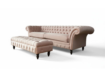 Un lussuoso divano rosa a quattro posti in stile Chesterfield, incluso cuscini.