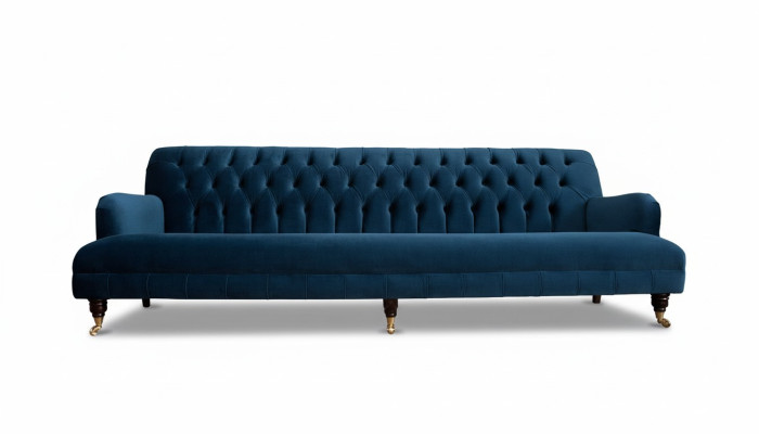 Sofà design di lusso in stile Chesterfield con quattro posti a sedere nel colore blu.