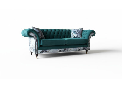Un vivace divano Chesterfield a tre posti in un delicato colore smeraldo con motivo floreale