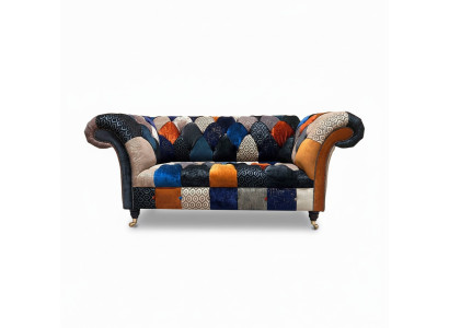 Divani in tessuto di design a tre posti Chesterfield di lusso multicolore.