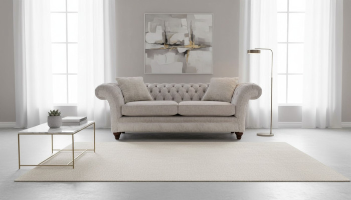 Moderno divano a tre posti design imbottito in tessuto beige Chesterfield.
