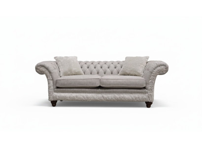 Moderno divano a tre posti design imbottito in tessuto beige Chesterfield.