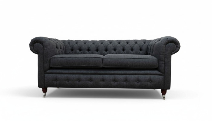Divano Chesterfield imbottito in tessuto grigio a due posti.
