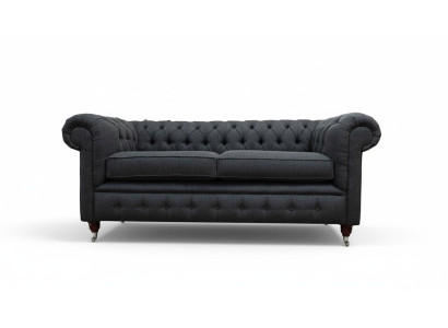 Divano Chesterfield imbottito in tessuto grigio a due posti.