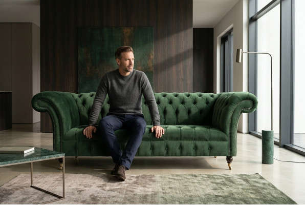 Divano design 3 posti in tessuto Chesterfield per il soggiorno.