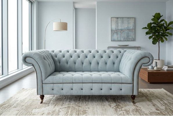 Divano Chesterfield imbottito due posti grigio in pelle.