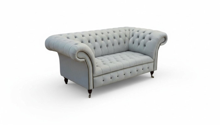 Divano Chesterfield imbottito due posti grigio in pelle.