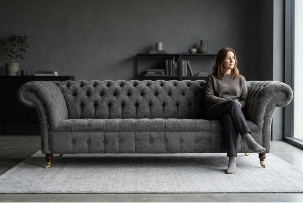 Chesterfield divano a 3 posti imbottito in tessuto grigio.