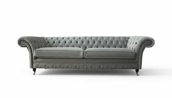 Divano 4 posti Chesterfield imbottito in tessuto grigio per il soggiorno.