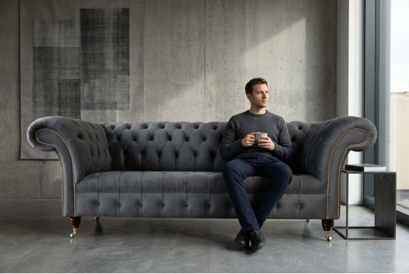 Divano Chesterfield Chesterfield inglese grigio in velluto a tre posti da 230 cm per ufficio.