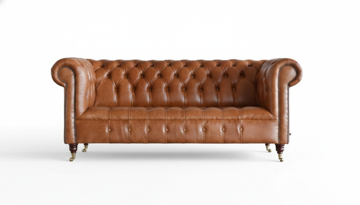 Divano Chesterfield a 3 posti imbottito in pelle marrone.