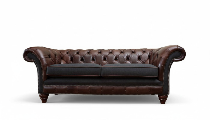 Divano Chesterfield marrone in stile classico inglese 3 posti imbottito 230cm.
