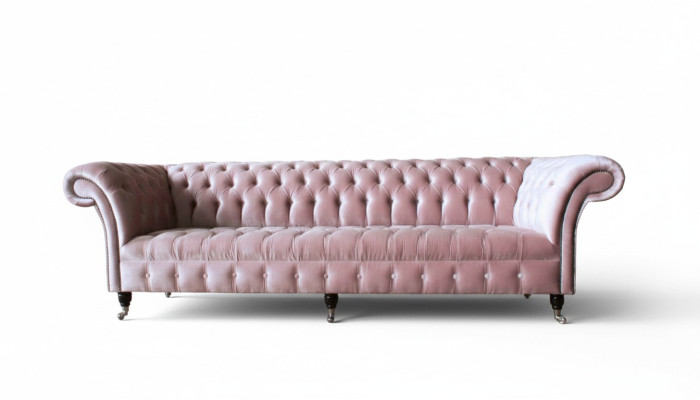 Divano Chesterfield rosa imbottito a 4 posti.