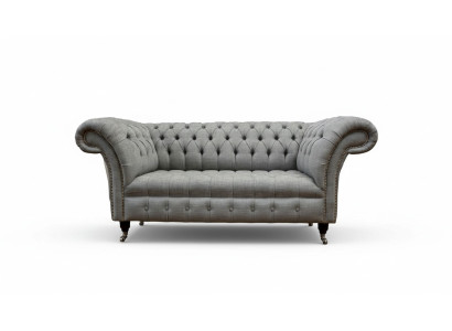 Chesterfield divano a due posti in tessuto di lusso.