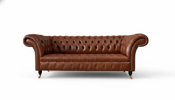 Divano Chesterfield 3 posti marrone in pelle imbottita design moderno per il soggiorno.