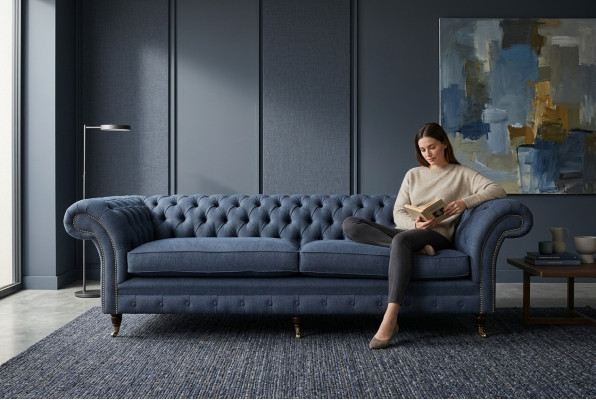 Design Chesterfield Divano 4 posti in tessuto Blu per il salotto.