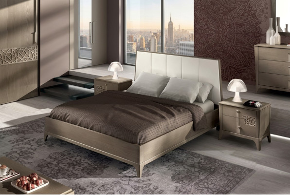 Set da camera da letto design con letto e 2 comodini in stile classico di lusso.
