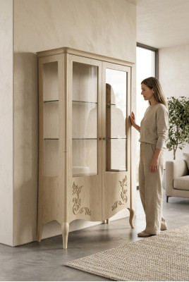 Vetrina in legno di lusso, credenza classica di design, mobili italiani beige.