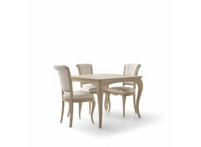 Set da pranzo 6 pezzi. Tavolo da pranzo, 4 sedie, credenza, gruppo di complementi in beige.