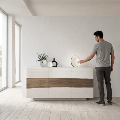Mobile in legno bianco con cassetti moderni nella sala da pranzo.