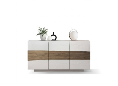 Mobile in legno bianco con cassetti moderni nella sala da pranzo.