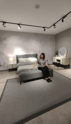 Lussuoso letto con panca. Design esclusivo e lavorazione di alta qualità.