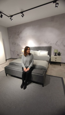 Letto moderno + panca + 2 comodini contemporaneamente Funzionale e confortevole.