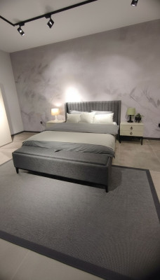 Letto moderno + panca + 2 comodini contemporaneamente Funzionale e confortevole.
