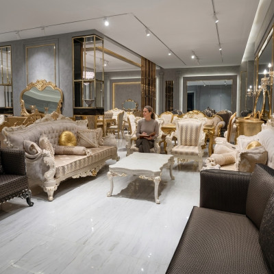 Set da soggiorno di design: divani, poltrona elegante, tavolino moderno, divano.