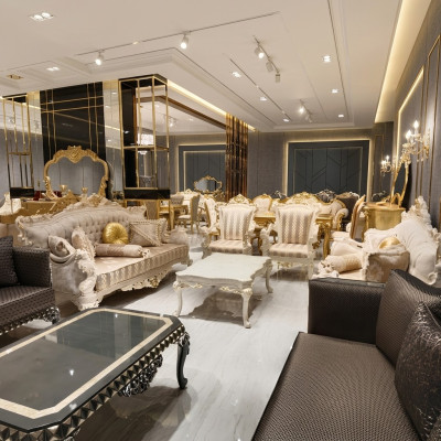 Set da soggiorno di design: divani, poltrona elegante, tavolino moderno, divano.