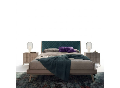 Camera da letto con letto, 2 comodini in legno beige moderni nuovi