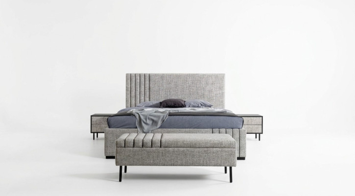 Mobili da camera grigi chiaro, letto in tessuto di design, 2 comodini, panca.