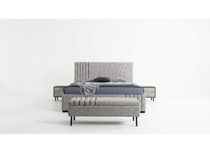 Mobili da camera grigi chiaro, letto in tessuto di design, 2 comodini, panca.