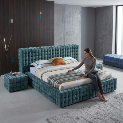 Lussuoso letto matrimoniale design turchese da camera da letto con struttura in legno nuova.