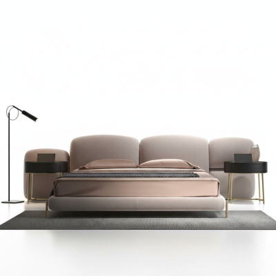 Grande camera da letto beige con letto matrimoniale, testiera in tessuto larga da designer.