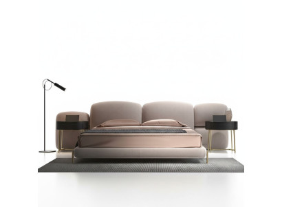 Grande camera da letto beige con letto matrimoniale, testiera in tessuto larga da designer.