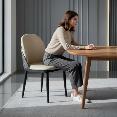 Sedia da pranzo moderna monocromatica grigio-bianca in legno con schienale.