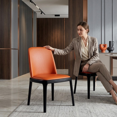 Sedia da pranzo arancione e nera. Sedie con schienale eleganti. Sedia di legno moderna.