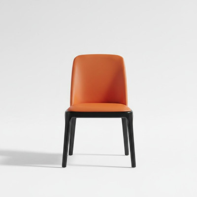 Sedia da pranzo arancione e nera. Sedie con schienale eleganti. Sedia di legno moderna.