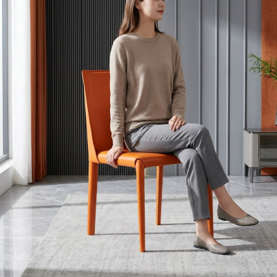 Sedia in ecopelle arancione, mobili da sala da pranzo, sedie moderne con struttura in legno, nuove.