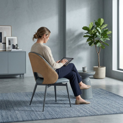 Sedia imbottita da sala da pranzo di lusso grigia monoposto moderna di design in legno.