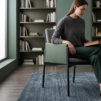 Sedia grigia con braccioli, elegante poltrona monoposto di lusso in stile moderno.
