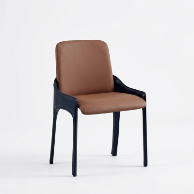 Sedia da pranzo marrone elegante poltrona monoposto di lusso.