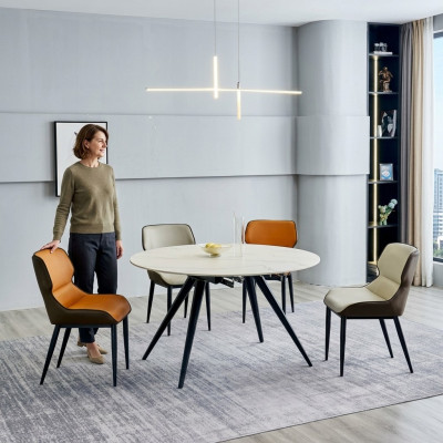 Tavolo da pranzo rotondo beige. Tavolo rotondo con 4 sedie imbottite. Design per sala da pranzo.